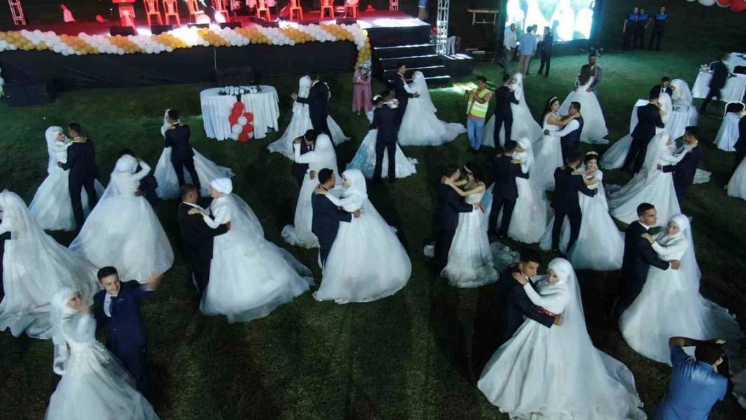 Depremzedelere toplu düğün töreni: 100 çift birden dünyaevine girdi 2