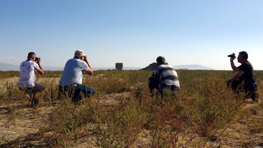 Kuraklık 30 yıl sonra günyüzüne çıkardı: Van Gölü'nde tarihi kale 1