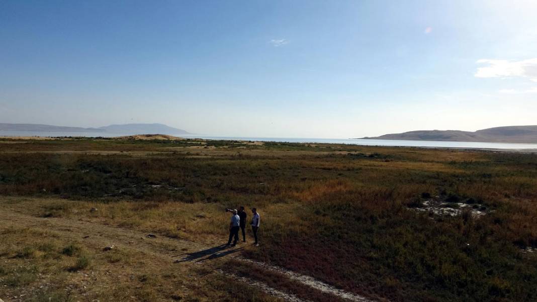 Kuraklık 30 yıl sonra günyüzüne çıkardı: Van Gölü'nde tarihi kale 11