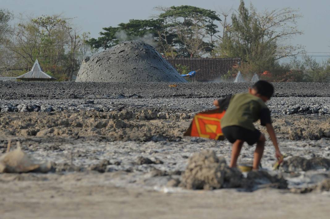 Endonezya'nın çamur volkanları: Her 2 dakikada bir patlıyor! 14