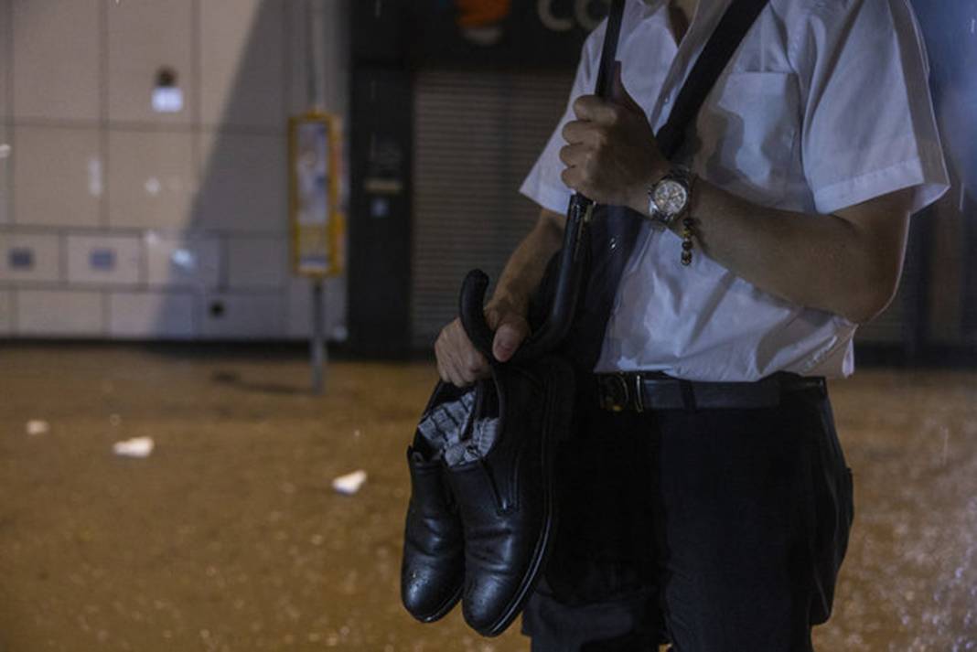 140 yılın en şiddetli yağışı! Sokaklar, araçlar ve metro sular altında kaldı 5