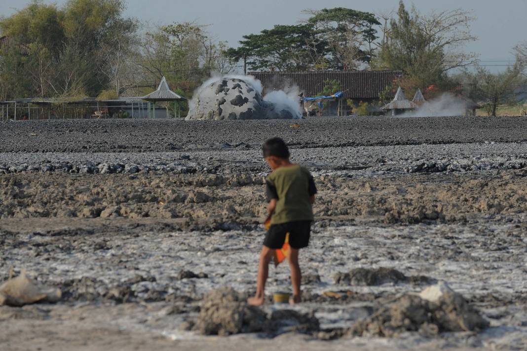 Endonezya'nın çamur volkanları: Her 2 dakikada bir patlıyor! 10