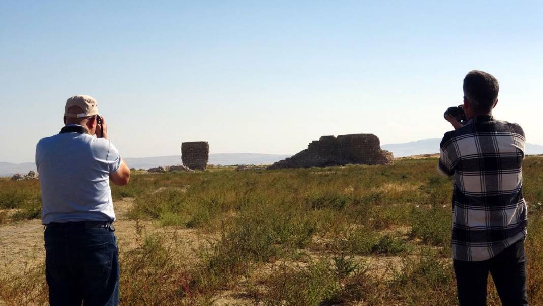 Kuraklık 30 yıl sonra günyüzüne çıkardı: Van Gölü'nde tarihi kale 12