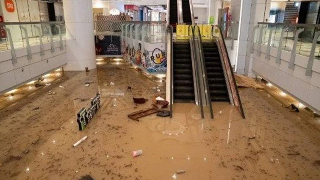 140 yılın en şiddetli yağışı! Sokaklar, araçlar ve metro sular altında kaldı 7