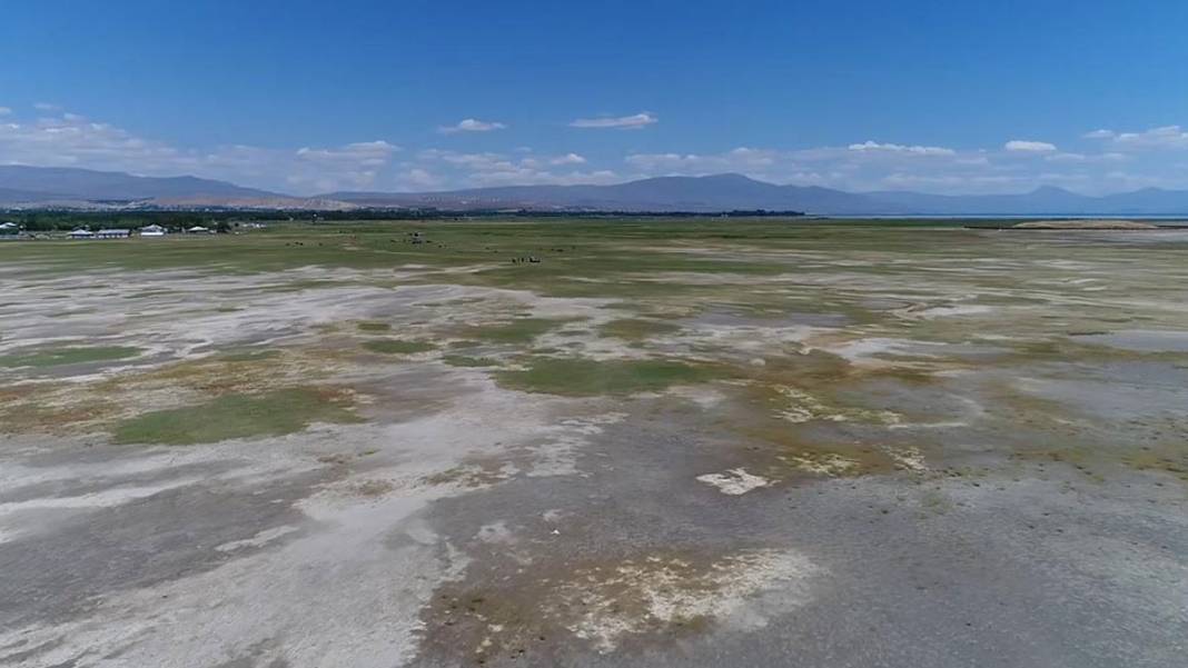 Kuraklık 30 yıl sonra günyüzüne çıkardı: Van Gölü'nde tarihi kale 13