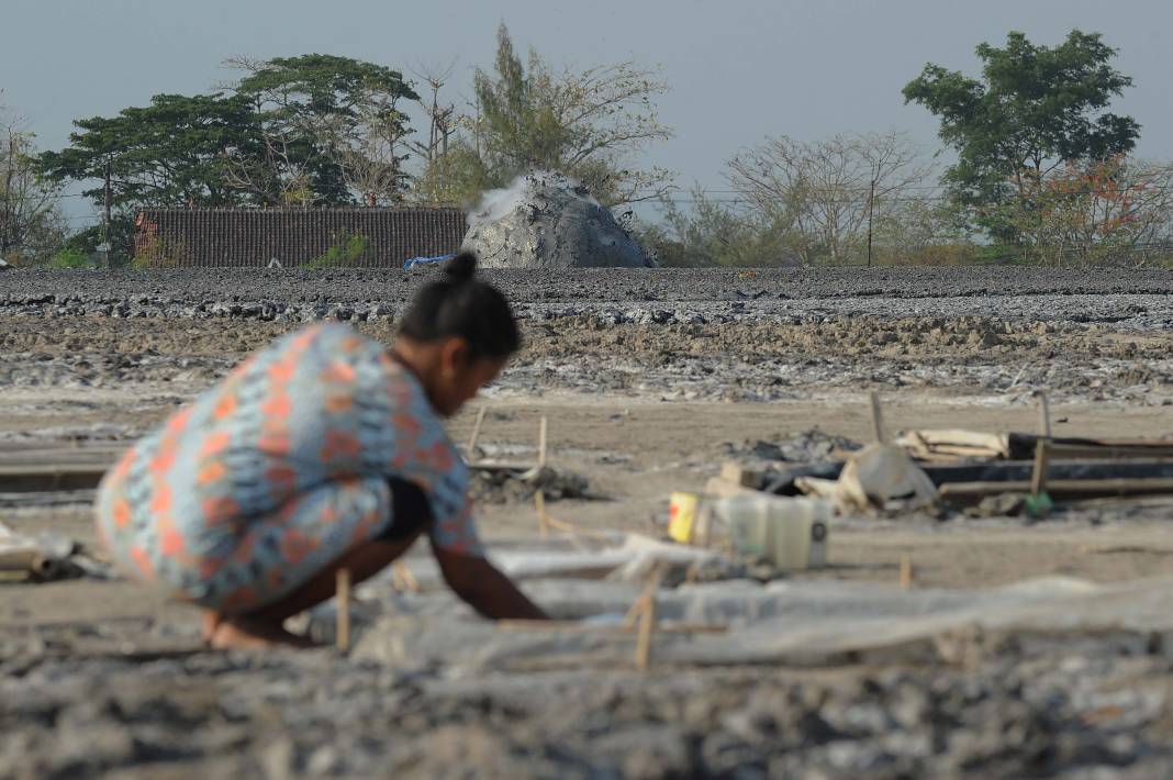 Endonezya'nın çamur volkanları: Her 2 dakikada bir patlıyor! 12