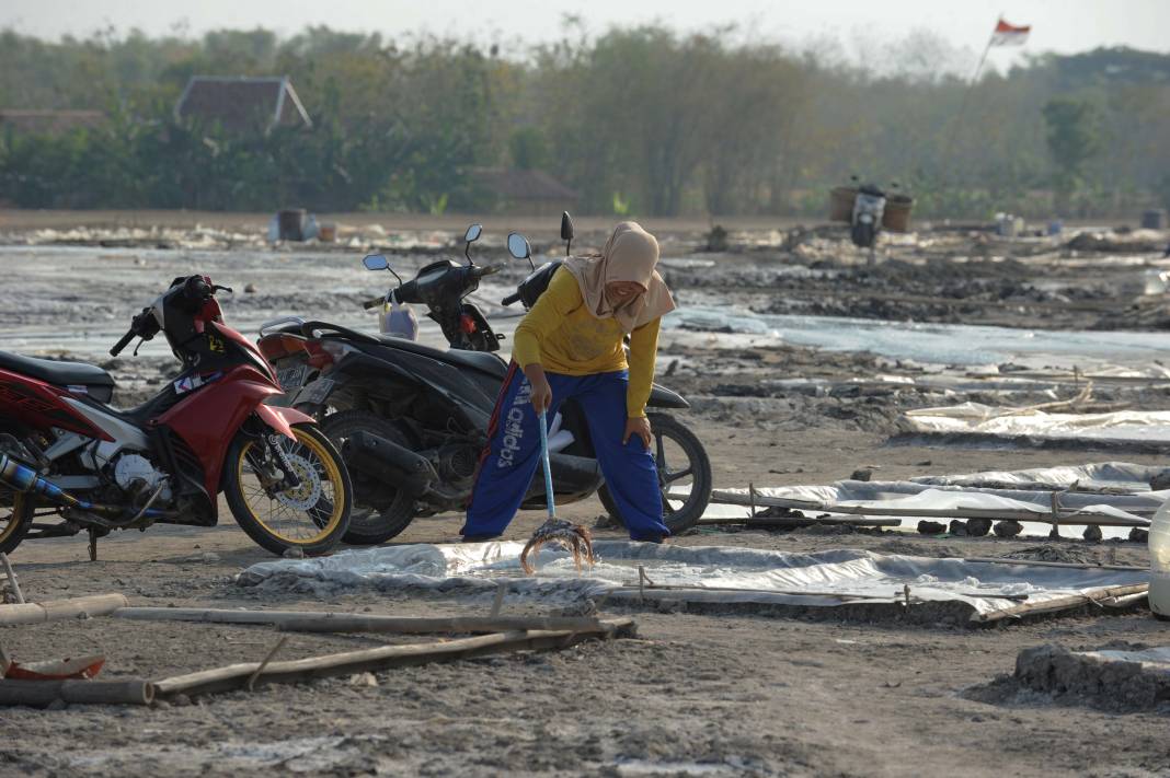 Endonezya'nın çamur volkanları: Her 2 dakikada bir patlıyor! 11