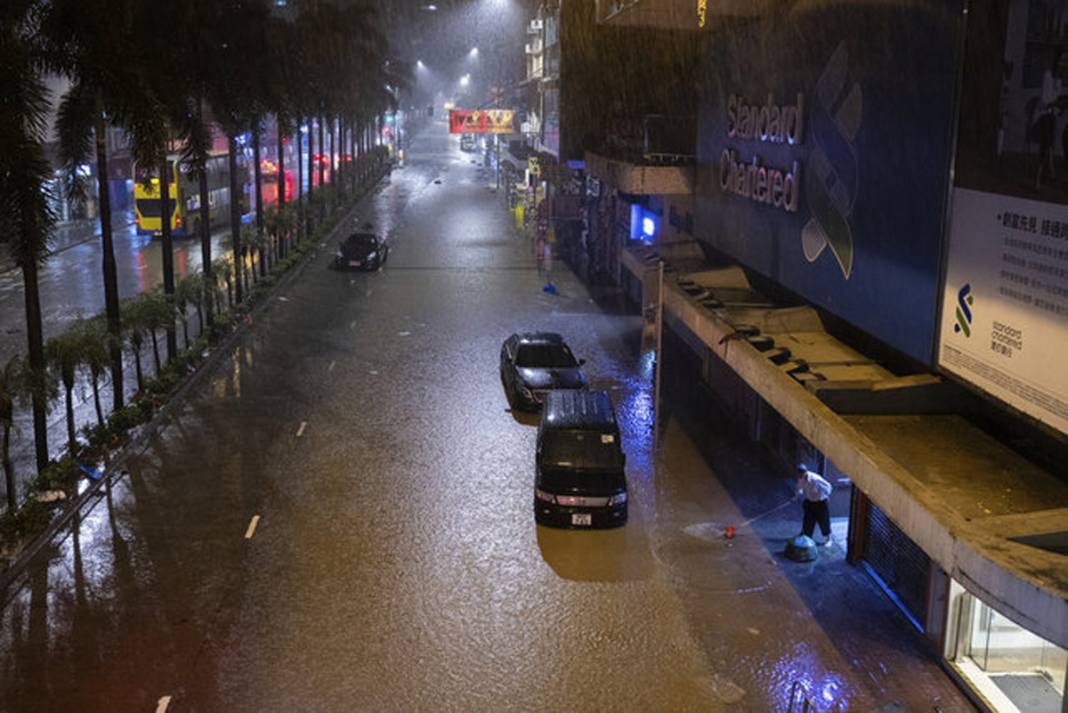 140 yılın en şiddetli yağışı! sokaklar, araçlar ve metro sular altında kaldı