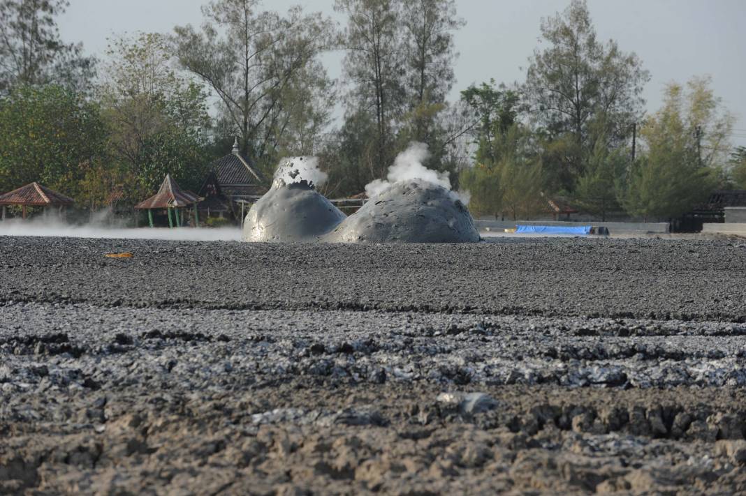 Endonezya'nın çamur volkanları: Her 2 dakikada bir patlıyor! 8