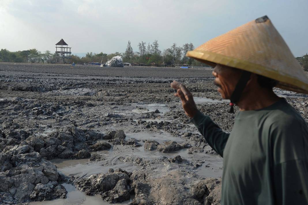 Endonezya'nın çamur volkanları: Her 2 dakikada bir patlıyor! 3