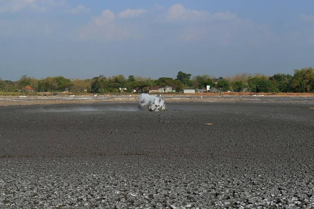 Endonezya'nın çamur volkanları: Her 2 dakikada bir patlıyor! 7