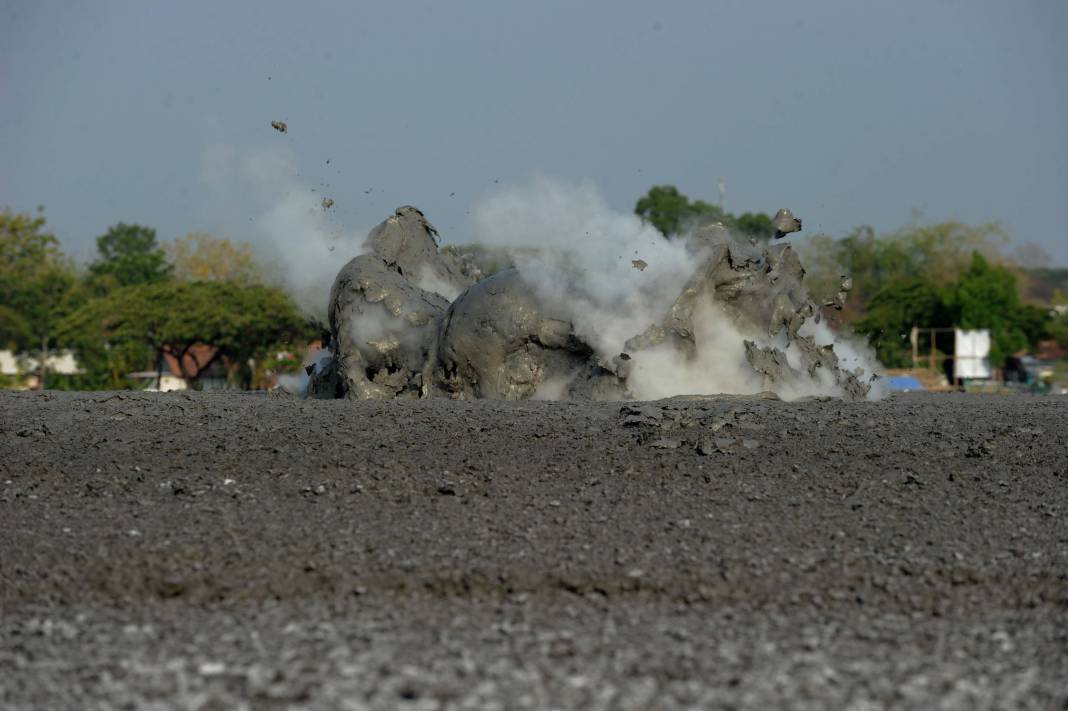 Endonezya'nın çamur volkanları: Her 2 dakikada bir patlıyor! 6