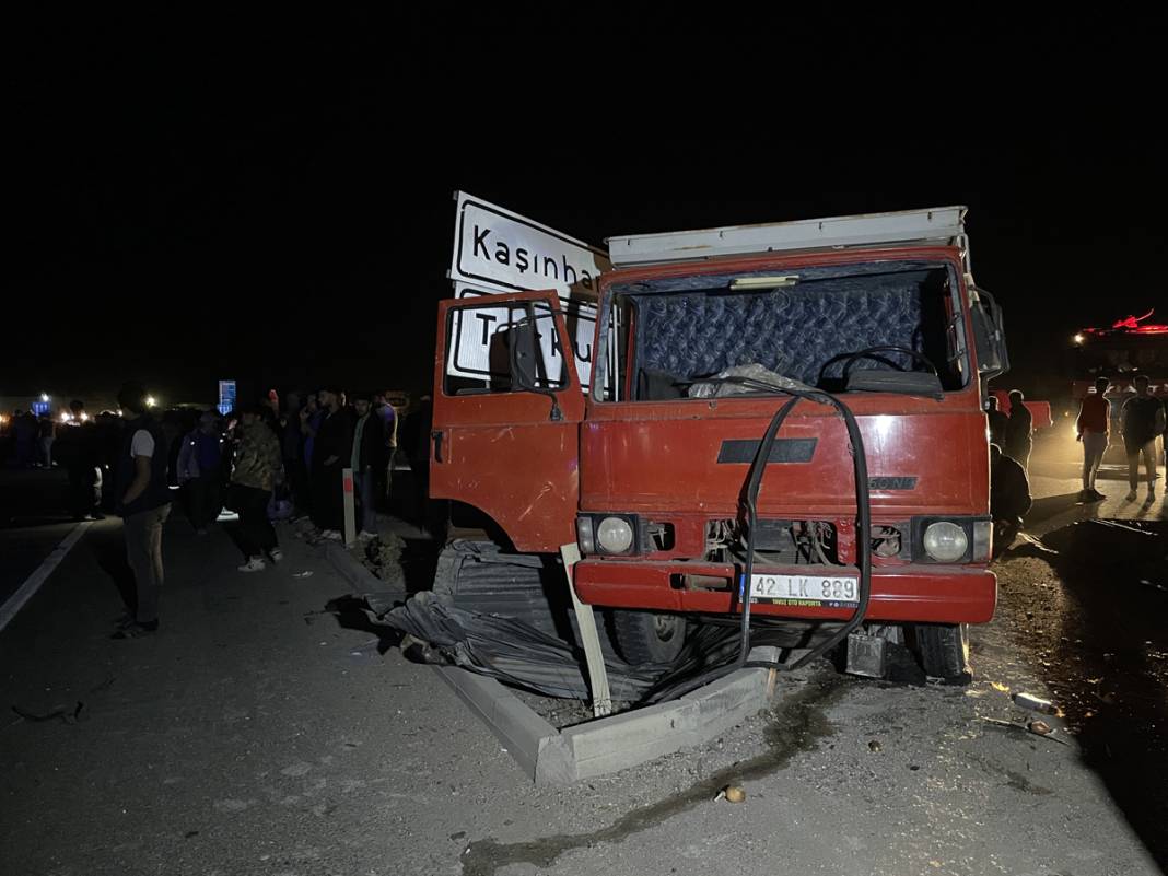 Konya'da feci kaza! Kamyon, yolcu indiren kamyonete çarptı 4