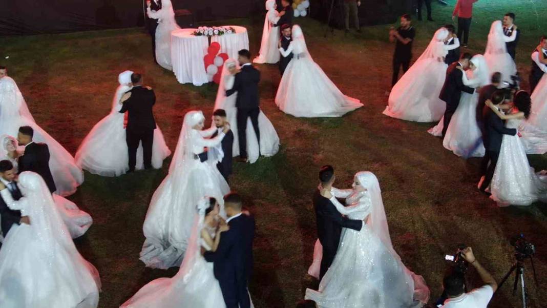 Depremzedelere toplu düğün töreni: 100 çift birden dünyaevine girdi 3