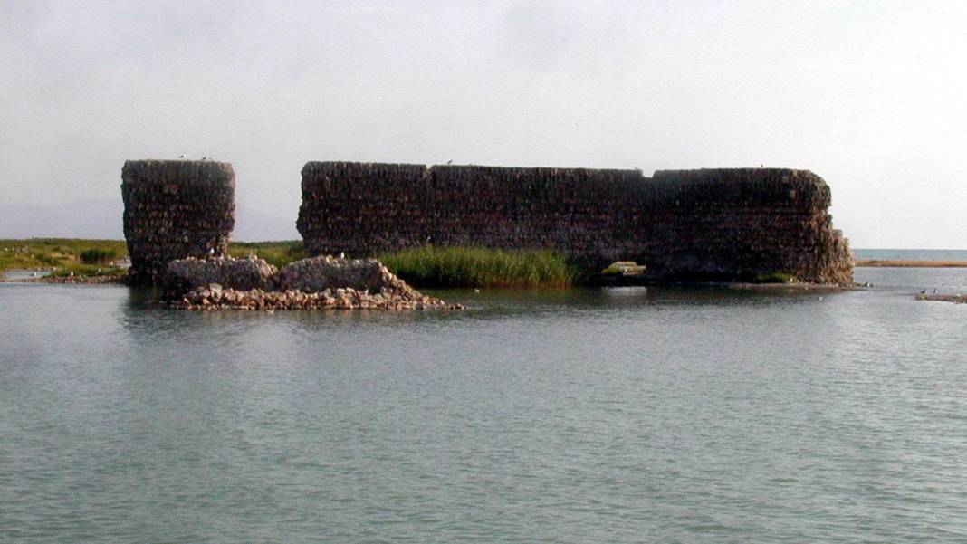 Kuraklık 30 yıl sonra günyüzüne çıkardı: Van Gölü'nde tarihi kale 3