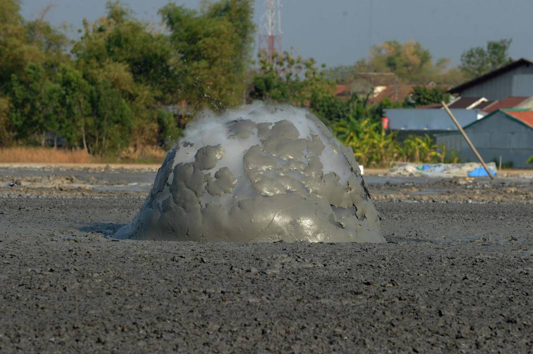 Endonezya'nın çamur volkanları: Her 2 dakikada bir patlıyor! 5