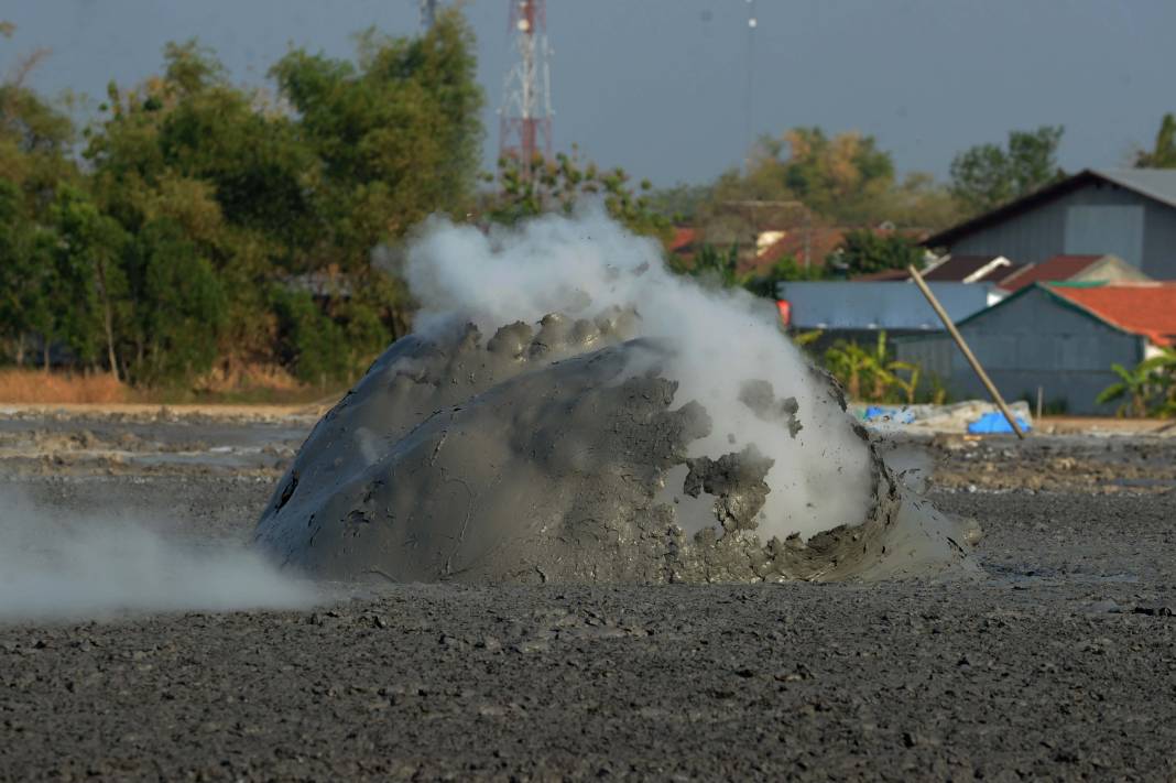 Endonezya'nın çamur volkanları: Her 2 dakikada bir patlıyor! 4