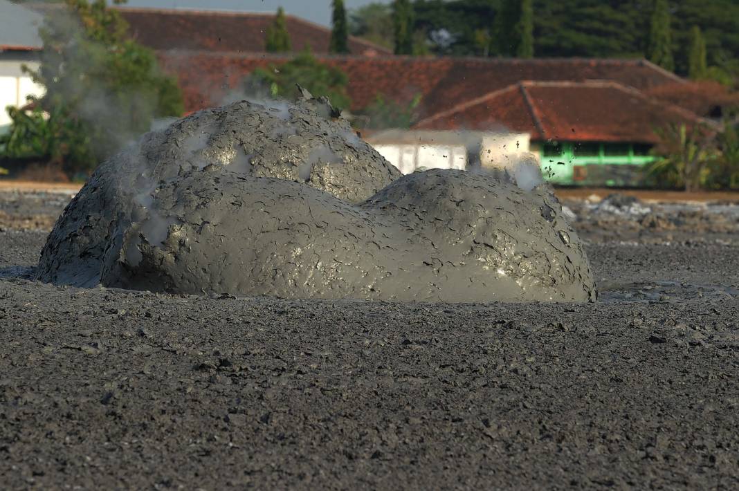 Endonezya'nın çamur volkanları: Her 2 dakikada bir patlıyor! 2