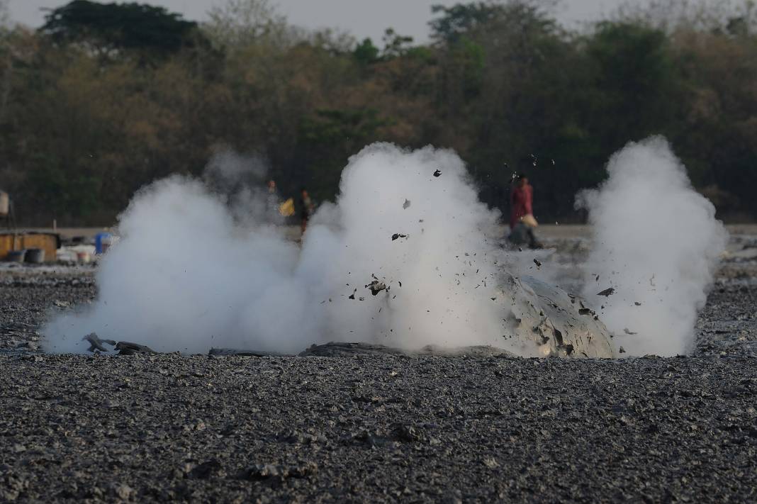 Endonezya'nın çamur volkanları: Her 2 dakikada bir patlıyor! 1