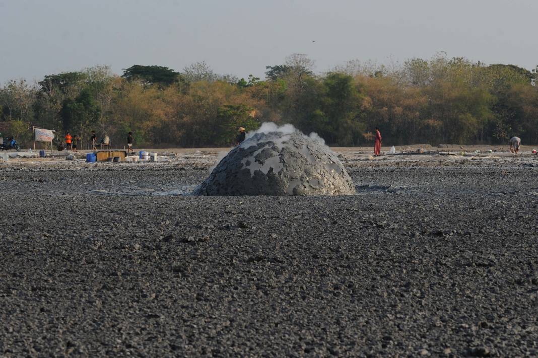Endonezya'nın çamur volkanları: Her 2 dakikada bir patlıyor! 19