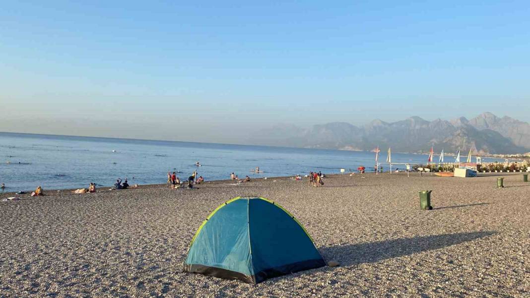 Dünyaca ünlü sahil açık hava oteli oldu! 'Yüzlerce insan burada yatıyor' 6