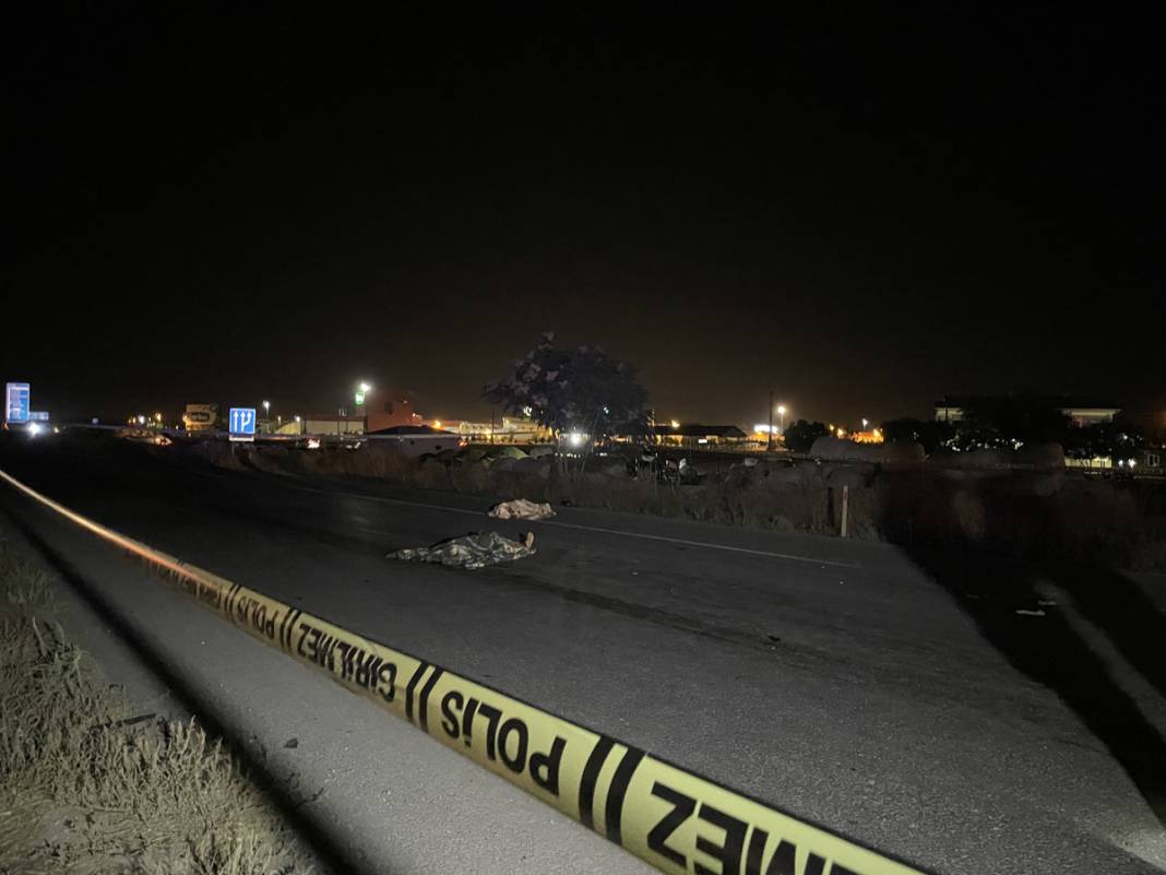 Konya'da feci kaza! Kamyon, yolcu indiren kamyonete çarptı 8