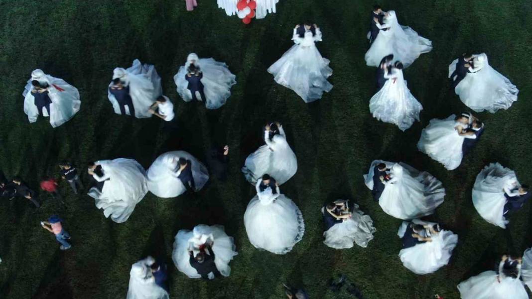 Depremzedelere toplu düğün töreni: 100 çift birden dünyaevine girdi 4