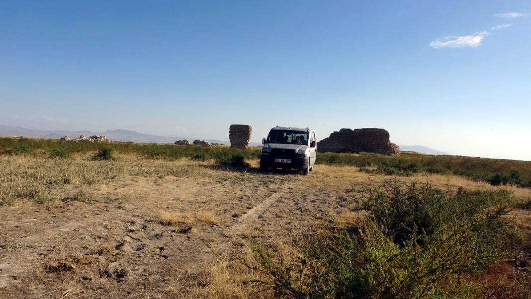 Kuraklık 30 yıl sonra günyüzüne çıkardı: Van Gölü'nde tarihi kale 2