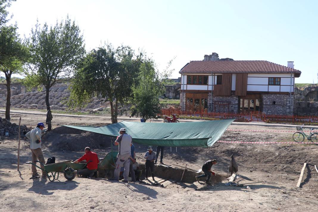 Kütahya'da 2 bin yıllık makyaj malzemeleri bulundu 14