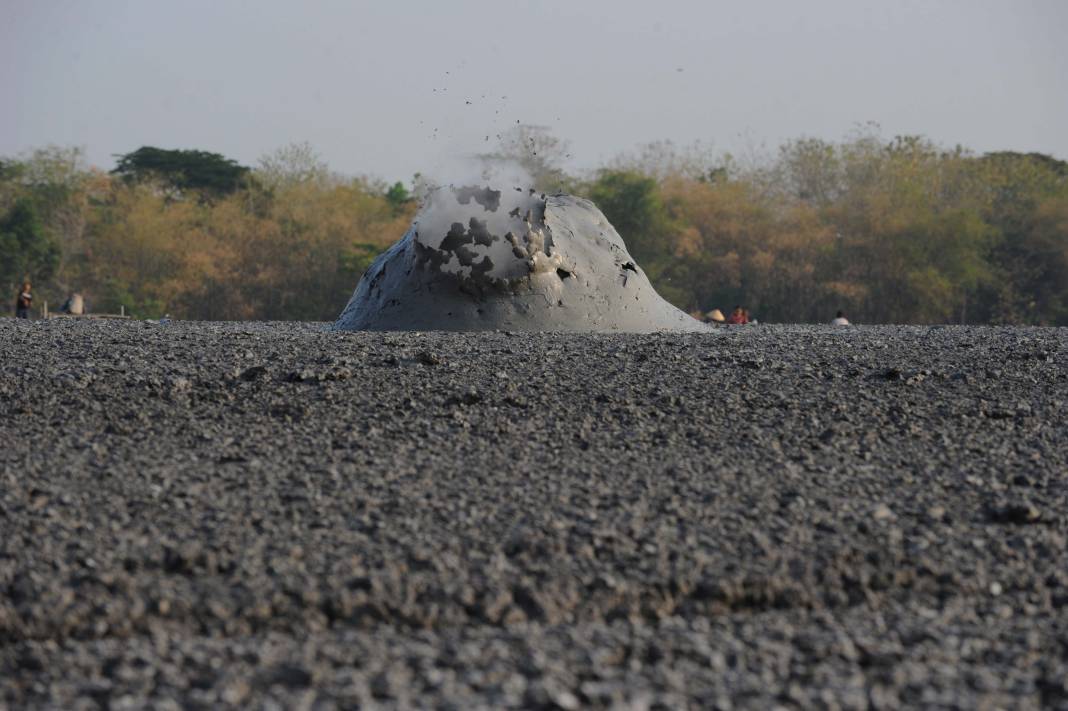 Endonezya'nın çamur volkanları: Her 2 dakikada bir patlıyor! 21