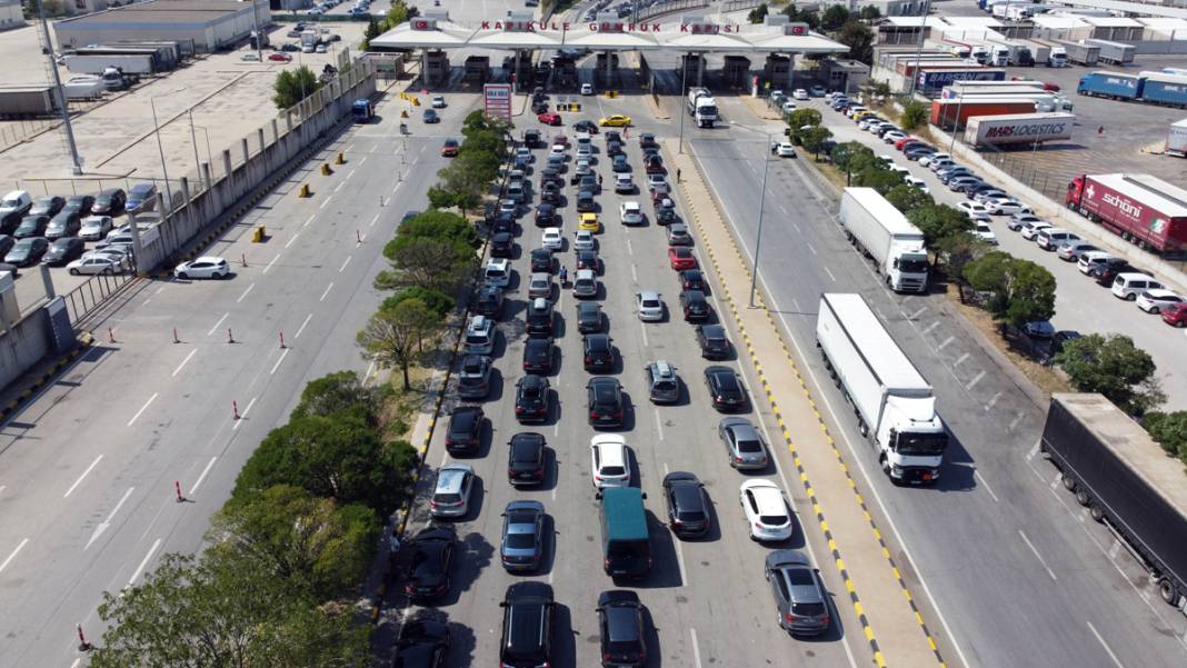 Gurbetçiler uçak biletlerini pahalı bulunca... Karadan ulaşımda rekor 3