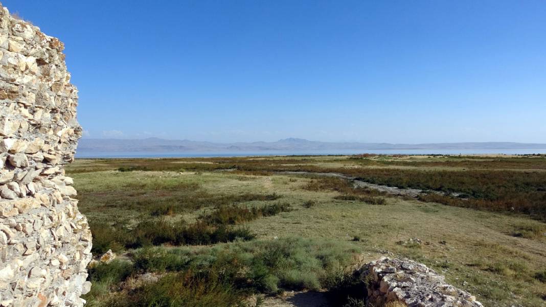 Kuraklık 30 yıl sonra günyüzüne çıkardı: Van Gölü'nde tarihi kale 5