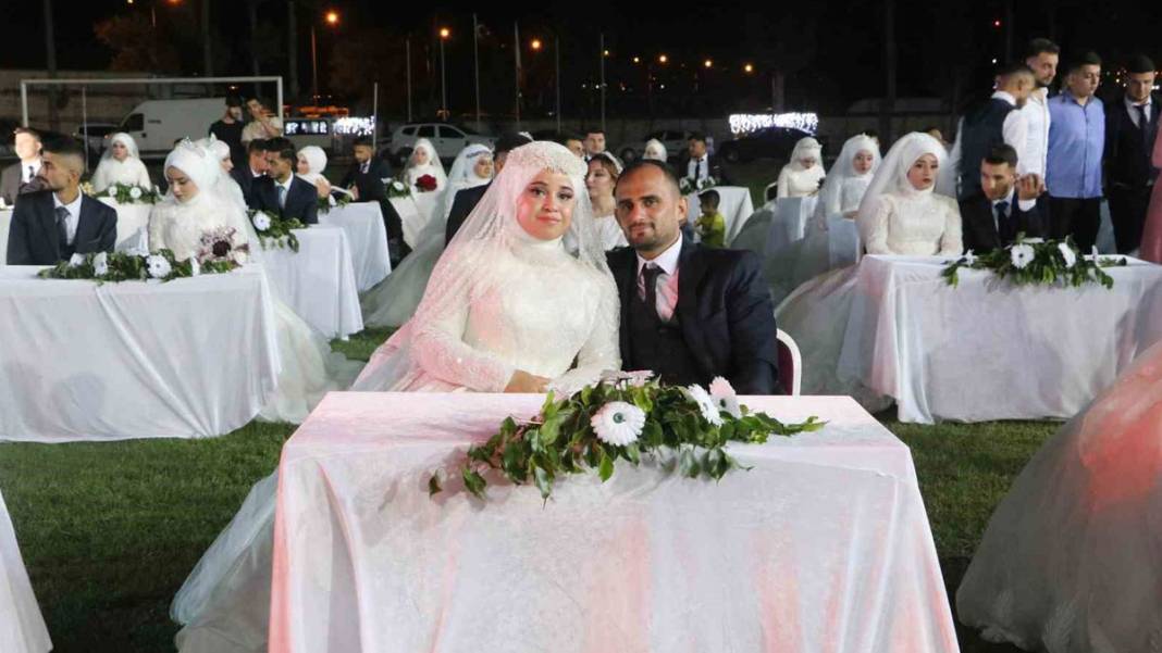 Depremzedelere toplu düğün töreni: 100 çift birden dünyaevine girdi 5
