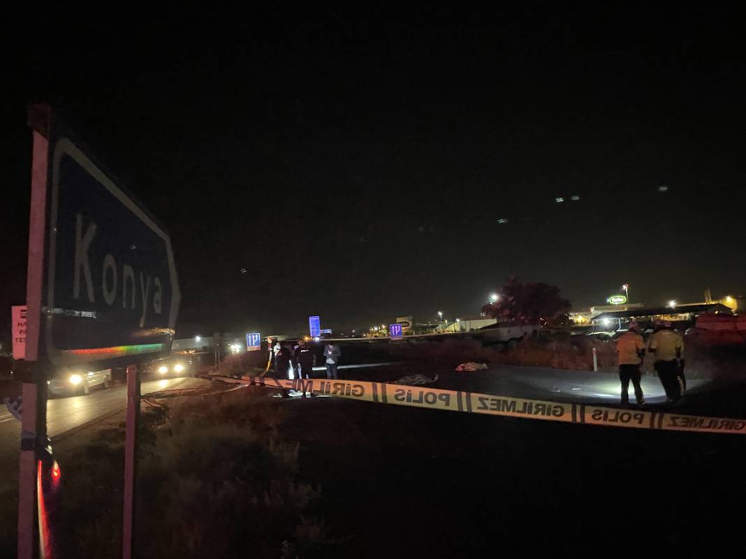 Konya'da feci kaza! Kamyon, yolcu indiren kamyonete çarptı 3