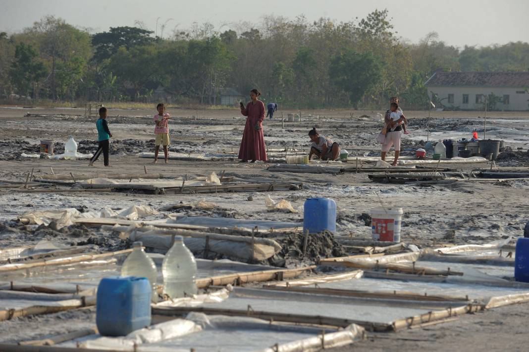 Endonezya'nın çamur volkanları: Her 2 dakikada bir patlıyor! 17