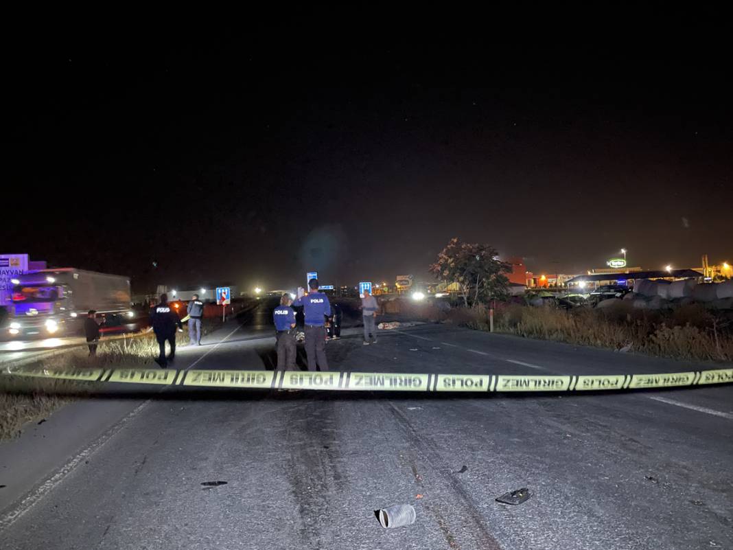 Konya'da feci kaza! Kamyon, yolcu indiren kamyonete çarptı 1
