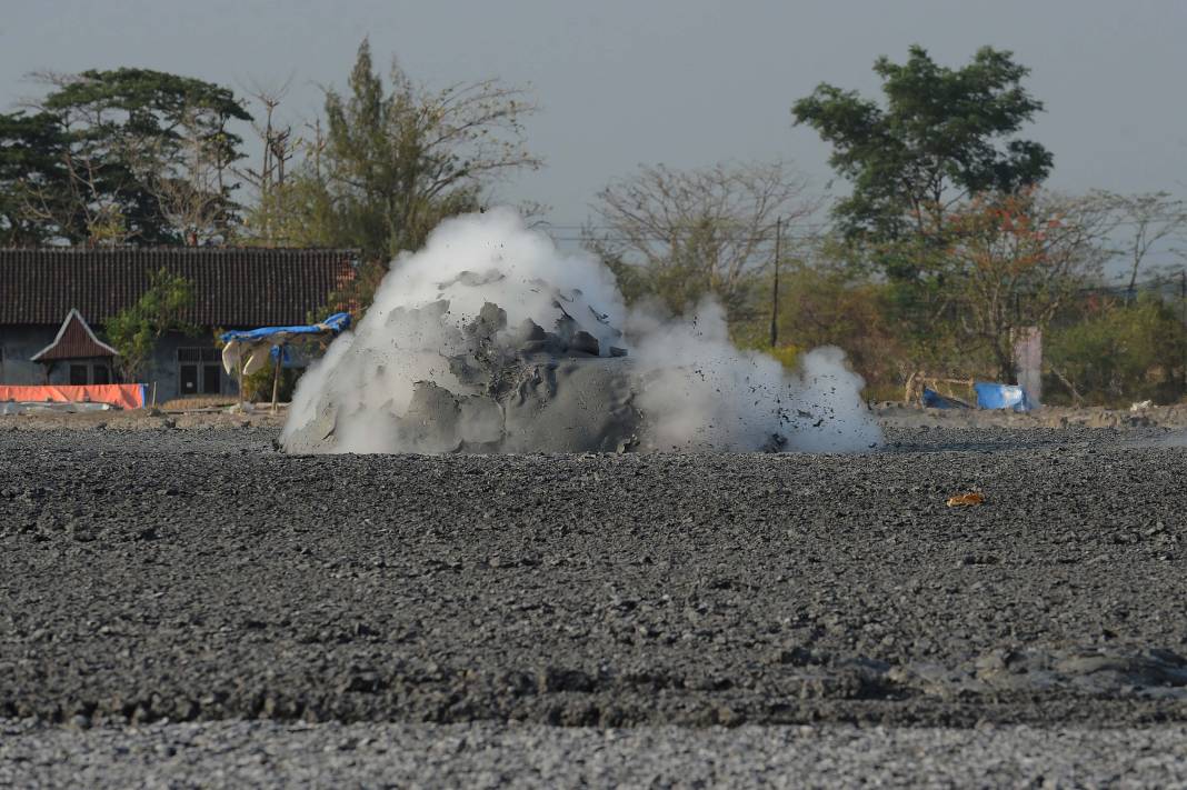 Endonezya'nın çamur volkanları: Her 2 dakikada bir patlıyor! 16