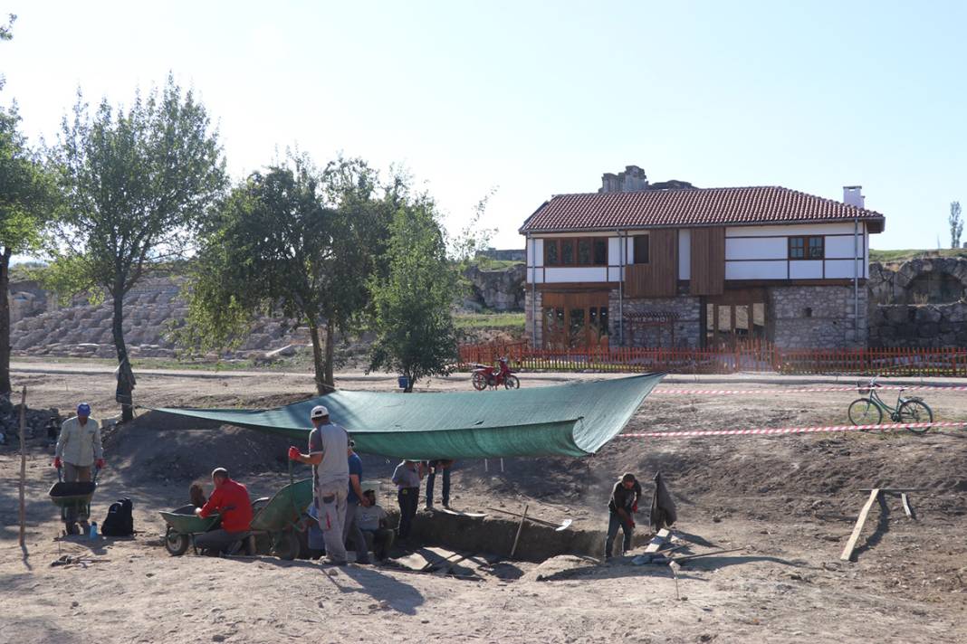 Kütahya'da 2 bin yıllık makyaj malzemeleri bulundu 12