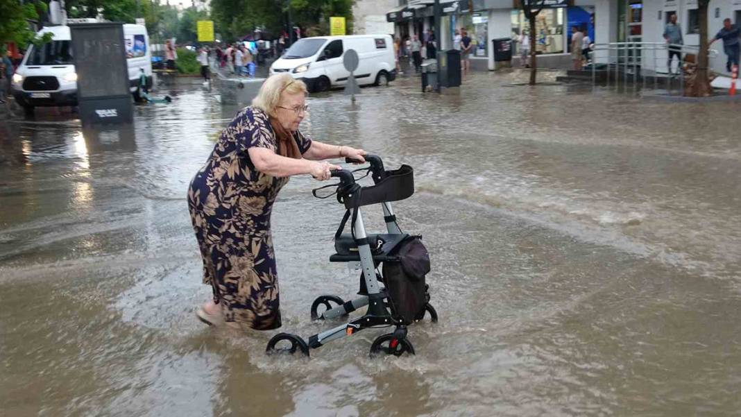 Uşak'ı sel vurdu! Sokaklar göle döndü, araçlar suya gömüldü 5