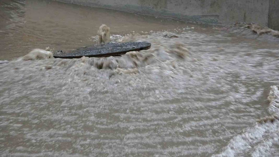 Uşak'ı sel vurdu! Sokaklar göle döndü, araçlar suya gömüldü 4