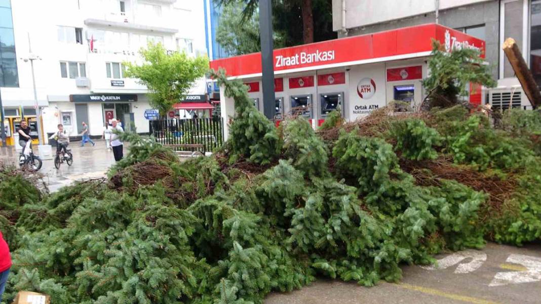 Uşak'ı sel vurdu! Sokaklar göle döndü, araçlar suya gömüldü 3