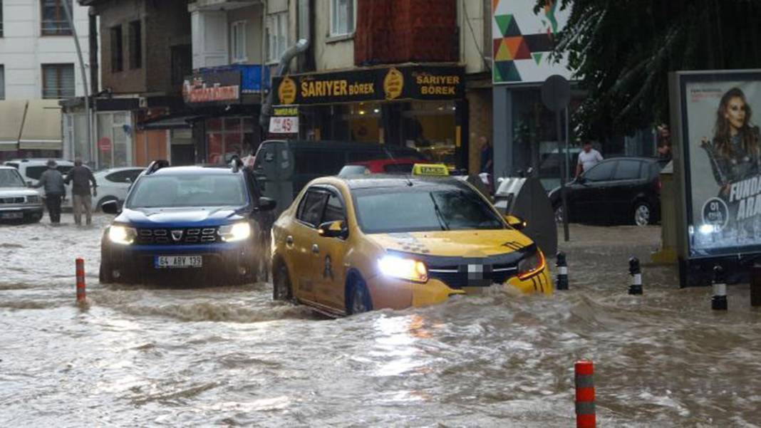 Uşak'ı sel vurdu! Sokaklar göle döndü, araçlar suya gömüldü 2