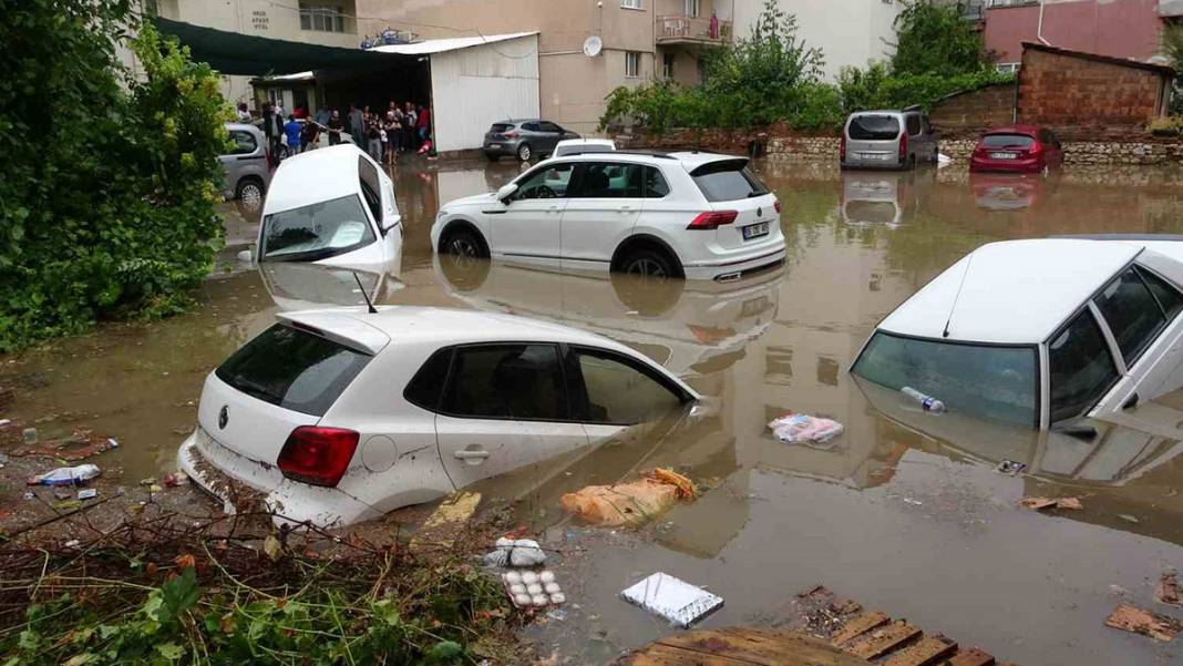 Uşak'ı sel vurdu! Sokaklar göle döndü, araçlar suya gömüldü 1