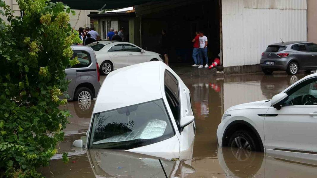Uşak'ı sel vurdu! Sokaklar göle döndü, araçlar suya gömüldü 6