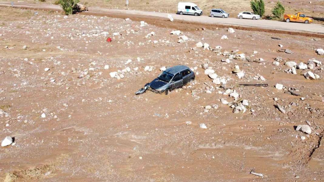 Yollar yarıldı, araçlar çamura gömüldü: İşte Aksaray'daki selin şiddeti 4