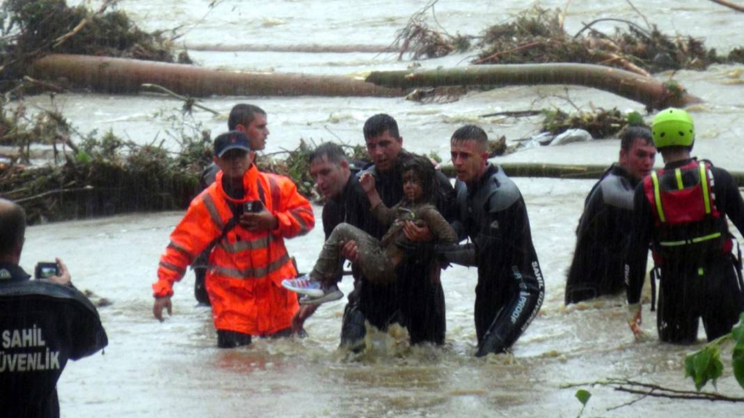 Kırklareli'de sel faciası: İki kişinin cansız bedenine ulaşıldı 7