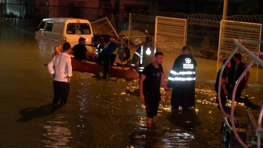 İstanbul'u sel vurdu: Felaketin boyutu gün ağarınca ortaya çıktı 25