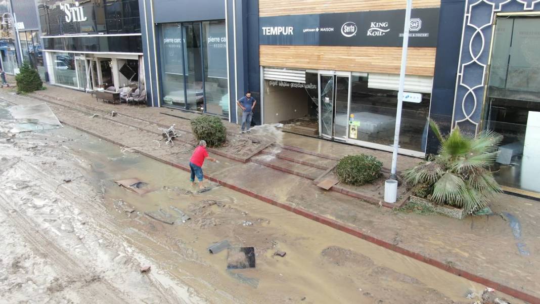 İstanbul'u sel vurdu: Felaketin boyutu gün ağarınca ortaya çıktı 9