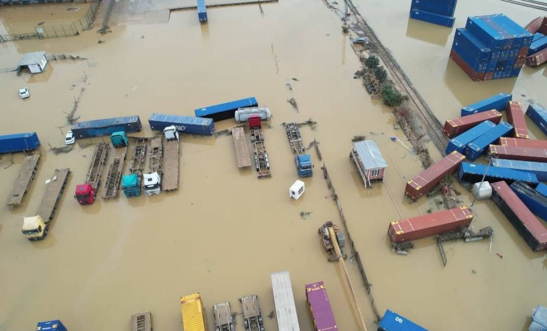 İstanbul'u sel vurdu: Felaketin boyutu gün ağarınca ortaya çıktı 3