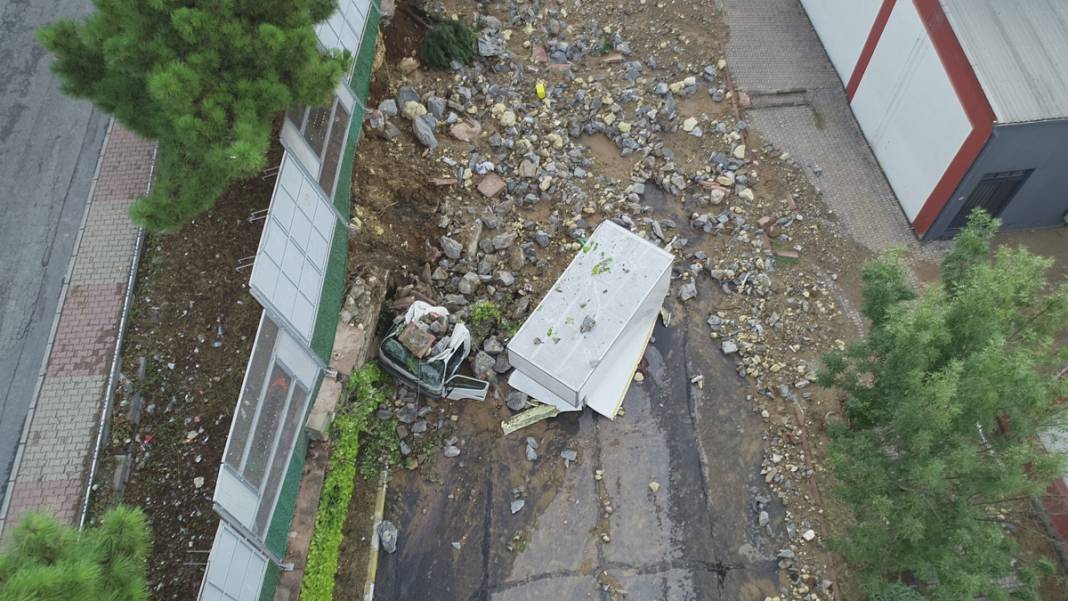 İstanbul'u sel vurdu: Felaketin boyutu gün ağarınca ortaya çıktı 12